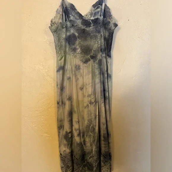 Vintage slip dress. No tag. Best fits a small or medium. Lingerie/nightgown - Picture 2 of 3
